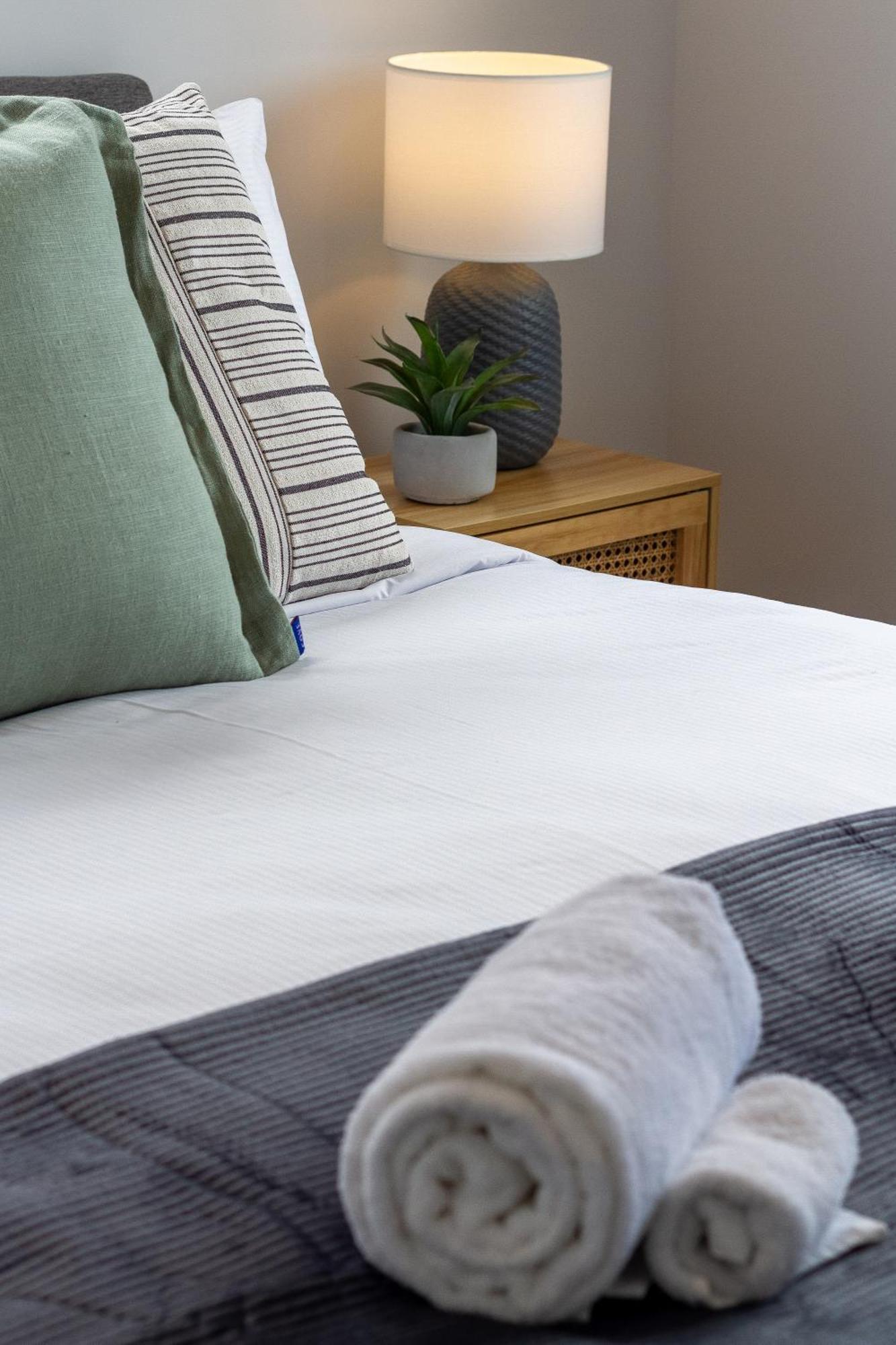2Br Townhouse: Cosy, Close To City, Car Park Christchurch Buitenkant foto